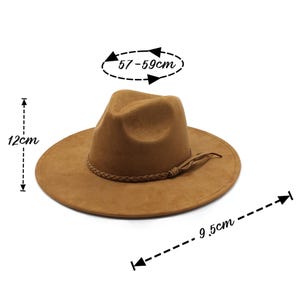 Peut inclure: Chapeau fedora marron avec un bandeau tress&eacute;. Le bord du chapeau mesure 9,5 cm et la hauteur est de 12 cm. La taille du chapeau est de 57-59 cm. Le chapeau est en mati&egrave;re douce, semblable &agrave; du daim.