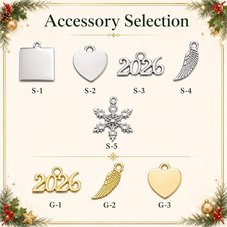 Pode incluir: Uma cole&ccedil;&atilde;o de pingentes de metal intitulada Accessory Selection, incluindo formas prateadas quadradas, de cora&ccedil;&atilde;o, 2026, de asa e de floco de neve, al&eacute;m de formas douradas de 2026, de asa e de cora&ccedil;&atilde;o. Cada pingente possui uma pequena argola.
