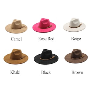 Peut inclure: Six chapeaux fedora de couleurs vari&eacute;es : camel, rose rouge, beige, kaki, noir et marron. Chaque chapeau a un large bord et une bande d&eacute;corative autour de la couronne. Les chapeaux sont pr&eacute;sent&eacute;s sur fond blanc.