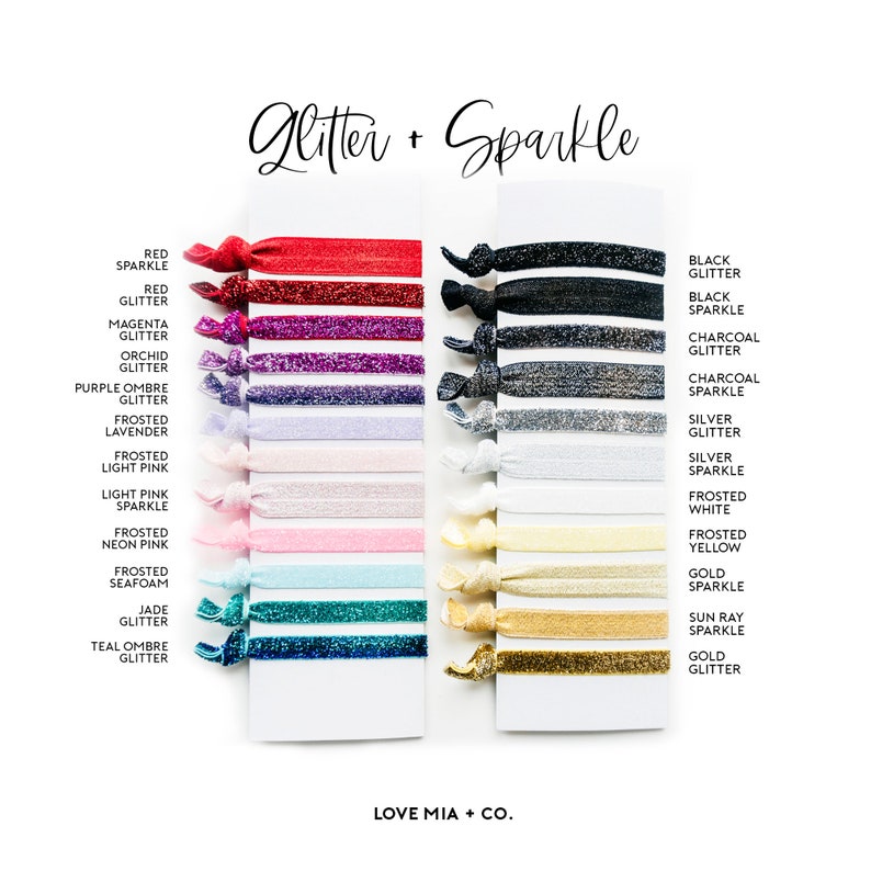 Pode incluir: Variedade de el&aacute;sticos de cabelo em v&aacute;rias cores e texturas, incluindo glitter vermelho, roxo e turquesa, e brilho preto, prateado e dourado. O texto "Glitter + Sparkle" &eacute; exibido no topo, com nomes de cores.