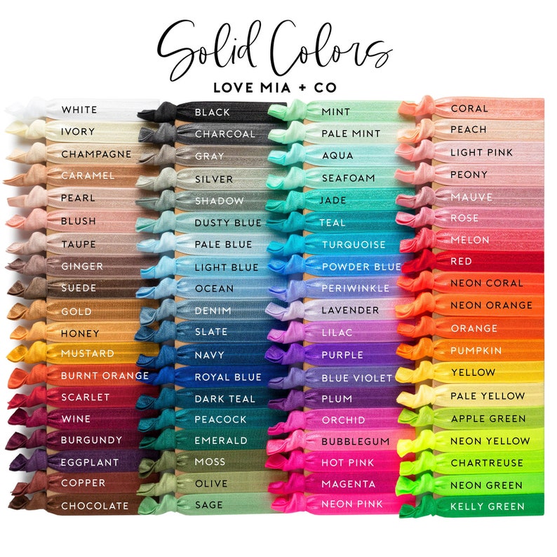 Pode incluir: Uma exibi&ccedil;&atilde;o de el&aacute;sticos de cabelo de cores s&oacute;lidas em v&aacute;rias tonalidades, incluindo branco, preto e tons de azul, verde e rosa. O texto "Solid Colors" e "LOVE MIA + CO" est&aacute; no topo. Cada cor &eacute; rotulada.