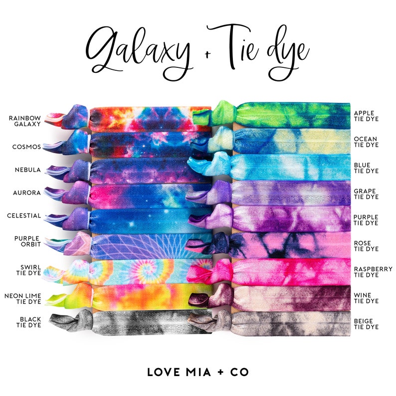 Pode incluir: Uma cole&ccedil;&atilde;o de el&aacute;sticos de cabelo coloridos com padr&otilde;es de gal&aacute;xia e tie-dye. Os el&aacute;sticos de cabelo apresentam v&aacute;rias cores e designs, incluindo gal&aacute;xia arco-&iacute;ris, cosmos, nebulosa e muito mais. O texto na imagem diz "Galaxy + Tie Dye" e "Love Mia + Co."