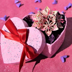 Caixa de coração de flor de papel origami, flor de cerejeira rosa - nome personalizado, presente de aniversário, 1º papel ou 4ª flor presente de aniversário de casamento