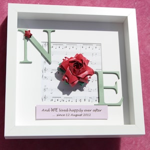 1er papel / 4ª Flor Regalo aniversario de bodas, Marco de la caja de sombras, Rosa de origami roja y nota musical, Mensaje personalizado, regalo para él ella