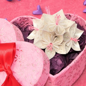 Spersonalizowany papierowy kwiat origami w pudełku w kształcie serca, biały z perłowym kwiatem - prezent urodzinowy, prezent na pierwszą papierową lub czwartą rocznicę ślubu
