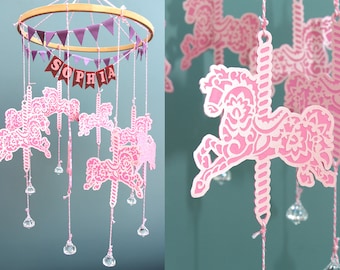 Carrousel cheval mobile pour bébé pour garçons et filles, personnalisé nom, cadeau de shower de bébé, décoration chambre d’enfant, découpage du papier, animal, perle de cristal