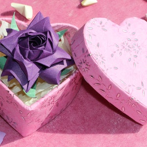 Spilla rosa fiore di carta Origami, scatola del cuore - San Valentino, festa della mamma, 1 ° carta / 4 ° anniversario di matrimonio, Regalo per lei, Nota musicale