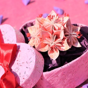 Personalizowany papierowy kwiat origami w pudełku w kształcie serca, różowy z białym kwiatem wiśni - prezent urodzinowy lub prezent na rocznicę ślubu