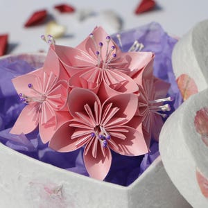 Różowy kwiat origami w pudełku na drobiazgi w kształcie serca, prezent urodzinowy, pierwsza papierowa lub czwarta kwiatowa rocznica ślubu, prezent dla niej