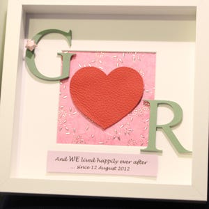 Tradicional 3er o Moderno 9º Regalo de Aniversario de Bodas de Cuero, Marco de caja de sombras, Corazón de cuero rojo, nombre personalizado, regalo para él / ella