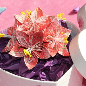 Kwiat z papieru origami w pudełku w kształcie serca, czerwony kwiat wiśni - 1. papierowa / 4. kwiatowa rocznica ślubu, prezent urodzinowy, prezent dla niego / dla niej