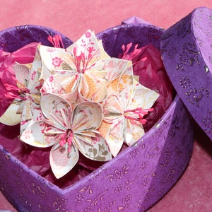 Kwiat z papieru origami w pudełku w kształcie serca z kartką - prezent urodzinowy lub tradycyjny prezent na pierwszą papierową / czwartą rocznicę ślubu, prezent dla niej