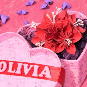Personalizowany papierowy kwiat origami w pudełku w kształcie serca, perłowo-czerwony – prezent urodzinowy, prezent na pierwszą papierową lub czwartą rocznicę ślubu