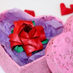 Prezent dla niej, ręcznie robiony czerwony papierowy kwiat origami broszka róża + pudełko w kształcie serca, pierwsza papierowa/czwarta rocznica ślubu, prezent urodzinowy