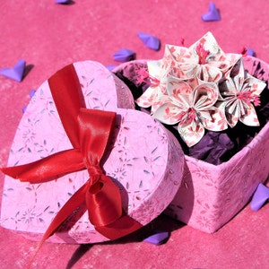 Personalizowany papierowy kwiat origami w pudełku w kształcie serca, biały z różowym kwiatem wiśni - prezent na Walentynki, Dzień Matki, rocznicę ślubu
