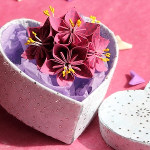 Caixa de bugigangas de flor e coração de origami, rosa com coração roxo - 1º aniversário de casamento de papel ou 4ª flor, Dia dos Namorados, Dia das Mães