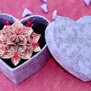 Flor de Origami y caja del corazón, flor de cerezo rosa - regalo de cumpleaños, 1er periódico / 4o aniversario de boda de la flor, regalo para ella