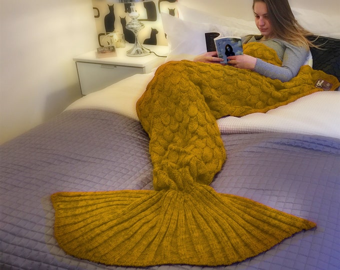 Personalised Mermaid Tail Blanket / Kids and Adults / Gold Scales / Fish Scales Pattern / Personalised Gift / Choose Name
