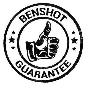 Puede incluir: Un sello circular en blanco y negro con el texto "Benshot Guarantee" y un icono de pulgar hacia arriba en el centro.