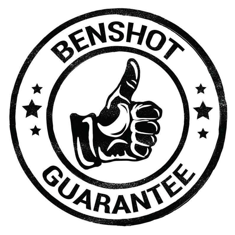 Puede incluir: Un sello circular en blanco y negro con el texto "Benshot Guarantee" y un icono de pulgar hacia arriba en el centro.