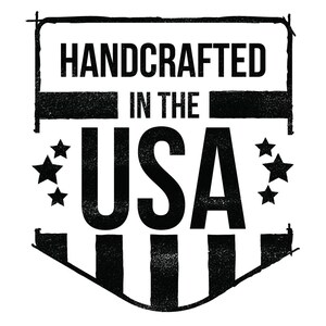 Puede incluir: Gr&aacute;fico en blanco y negro con el texto "HANDCRAFTED IN THE USA" en forma de escudo con estrellas y rayas.