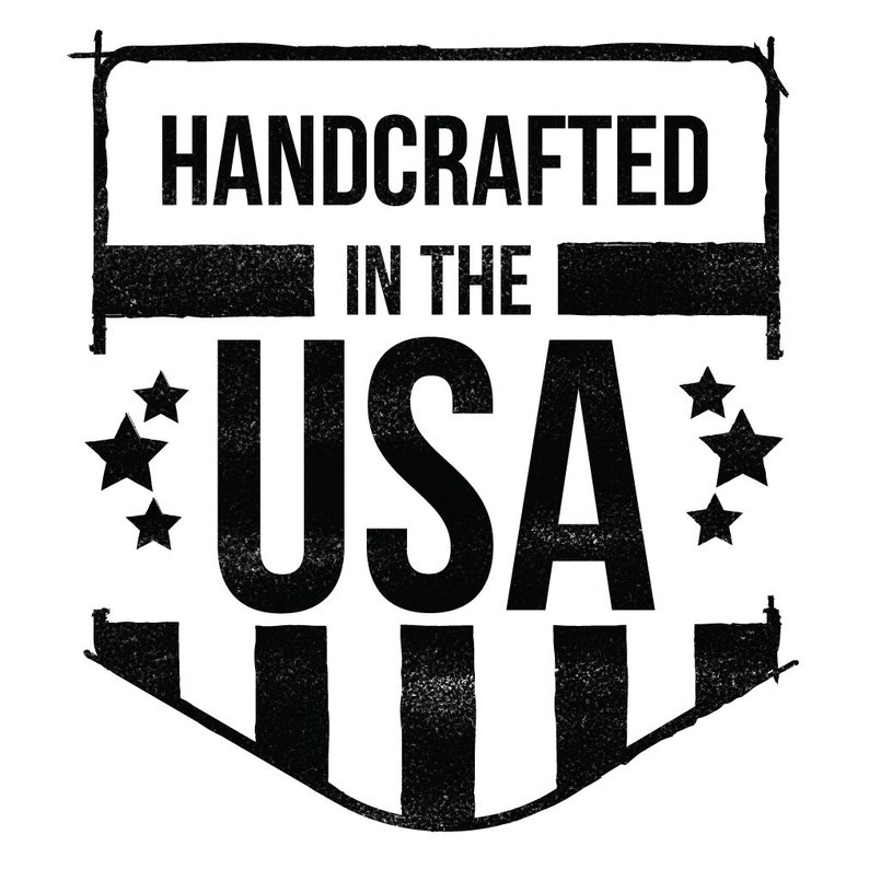 Puede incluir: Gr&aacute;fico en blanco y negro con el texto "HANDCRAFTED IN THE USA" en forma de escudo con estrellas y rayas.