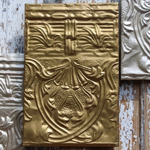 Seltenes Jugendstil Vintage Blech Fliese Panel. 135 jahre. Altes Klimt Design. Brüniertes Gold oder Silber Recyceltes Architektonisches Fragment. Mucha Wirbel.