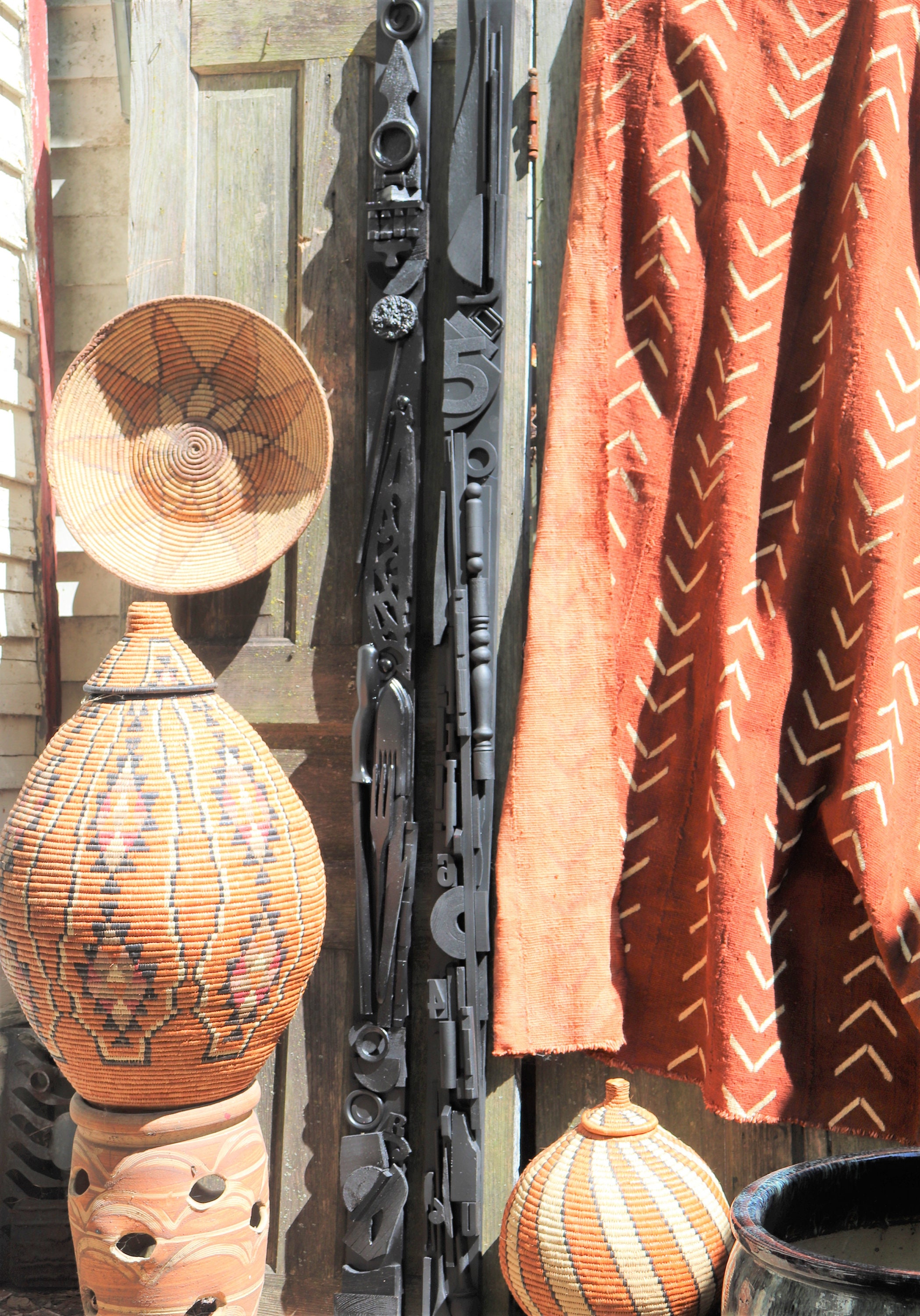 Galería Freites - La pintora y escultora #LouiseNevelson es principalmente  conocida por sus piezas abstractas o sculptural walls. _ Estas obras son  realizadas utilizando cajas de madera o metal las cuales Nevelson, image size:2098x3000