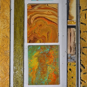 Puede incluir: Arte mural abstracto con una variedad de texturas y colores. Tablas de madera verticales pintadas en turquesa, naranja, amarillo y verde. También se incluyen dos pinturas abstractas cuadradas en tonos naranja, marrón y verde.