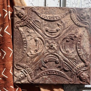 Panel de metal vintage de 1800 para colgar en la pared o el techo, decoración del hogar, arte enmarcado, pintado a mano en azul claro turquesa, arte popular rural reciclado.