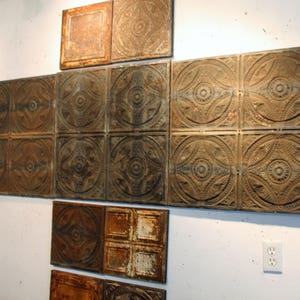 OOAK 1870-tals ovanliga sänggavlar industriell väggreliefskulptur rustik amerikansk boho tribal folkkonst mitten av århundradet plåt metall takplatta