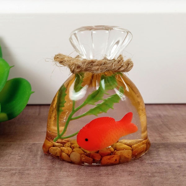 Petite figurine de poisson rouge faite main dans un sac en résine | Presse-papiers Kawaii | Décoration de bureau mignonne | Décoration de bureau mignonne | Cadeau d'amitié | Amoureux de l'océan