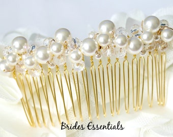 Puede incluir: Peine de pelo dorado con perlas blancas y cuentas de cristal. Brides Essentials.