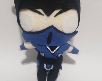 Peluche inspirado en Sub-Zero de Mortal Kombat, estilo chibi kawaii.