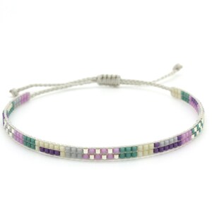 Pulsera púrpura, crocus, gris y topo en cordón de nylon de plata