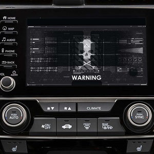 以下が含まれることがあります： 車のダッシュボードに警告メッセージが表示されています。画面には、どくろと交差した骨が描かれており、その下に「WARNING」という文字が表示されています。ダッシュボードには、ホーム、マップ、オーディオ、電話、戻る、音量、そしてエアコンのボタンがあります。