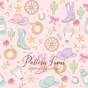 Puede incluir: Un patrón continuo sobre fondo rosa claro con ilustraciones de sombreros de vaquero, botas, lazos, cactus, linternas, herraduras, cráneos de vaca con flores, estrellas y lazos. El texto Pattern Lumi Seamless Pattern Designs aparece centrado.