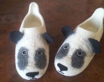 Gefilzte Hausschuhe. Weißer Teddybär. Handgemachte warme weiche Hausschuhe. Wolle 100 %.