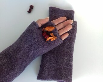Può includere: Guanti senza dita in pile viola con un design decorativo di foglie secche arancioni e rosse.