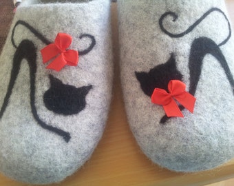 Felted slippers. Handmade House shoes. Womens slippers. Women shoes Cats. Handmade slippers. Woolen clogs. Gift for her. Traditional felt