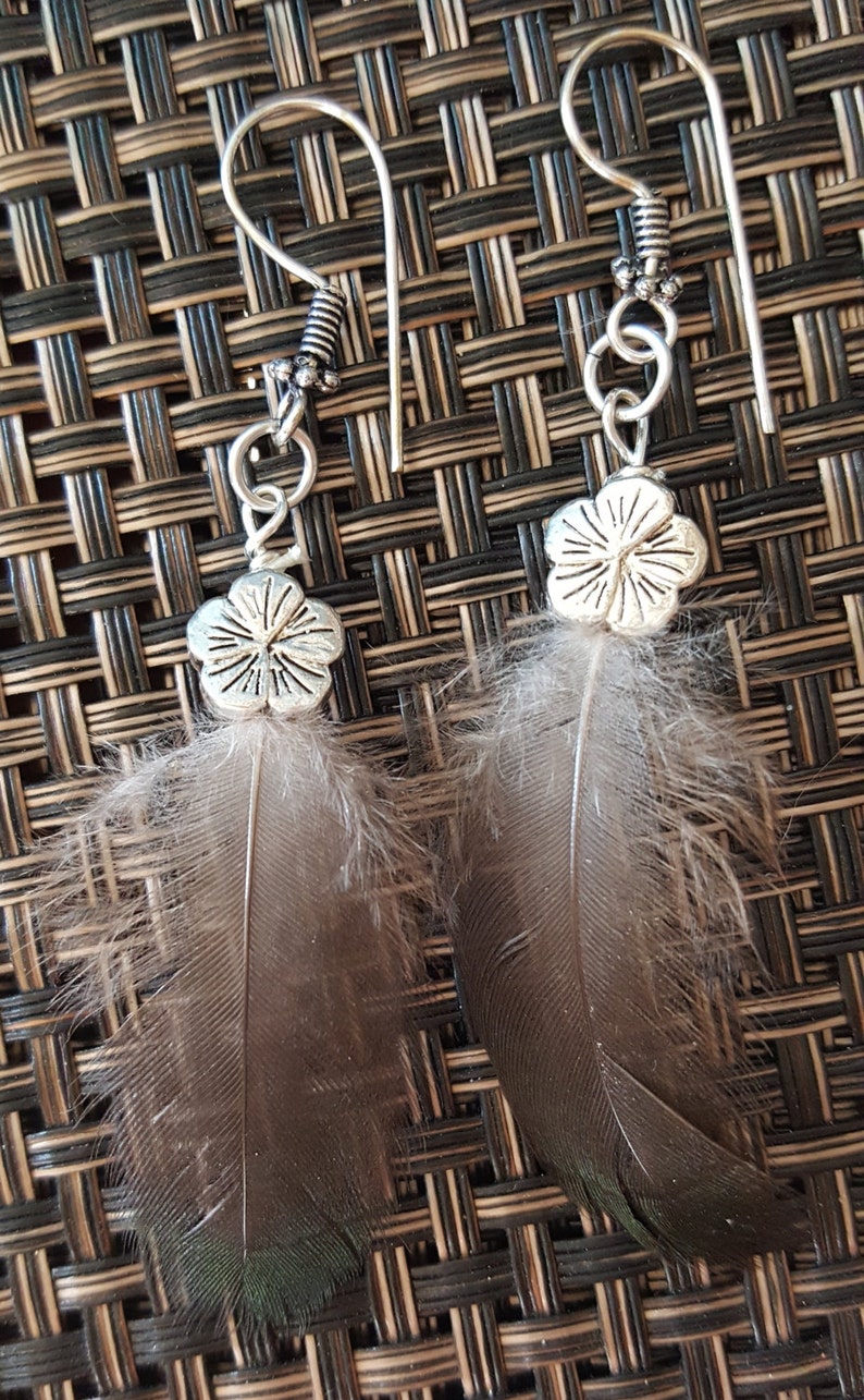 Spirit Nest Feather Set Silver Plumeria Flower Earrings /& Necklace 18