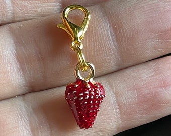 Petite fraise rouge plaquée or à clip sur mini pendentif à breloque, émail fraise, émail, breloque fraise, fruit