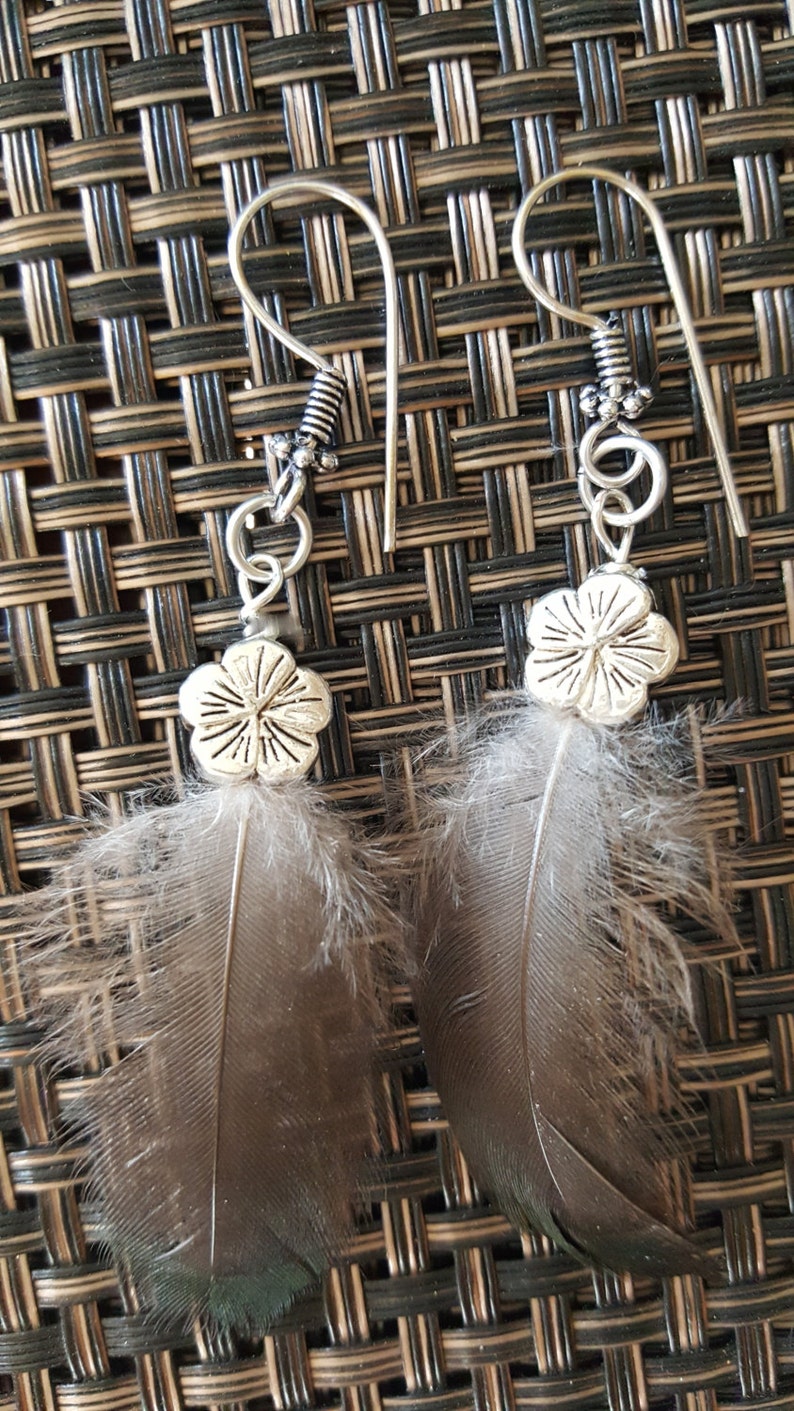 Spirit Nest Feather Set Silver Plumeria Flower Earrings /& Necklace 18