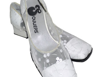 Könnte beinhalten: Ein Paar weiße Mesh-Schuhe mit Blumen-Stickerei. Die Schuhe haben eine quadratische Spitze und einen niedrigen Blockabsatz. Die Innensohle des Schuhs trägt den Text "& OULIERS".