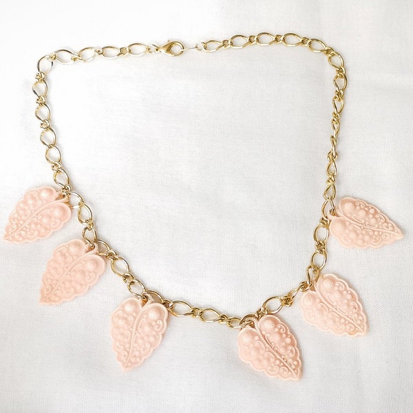 Collier de feuilles en plastique rose des années 1930 | collier vintage | amusant et funky