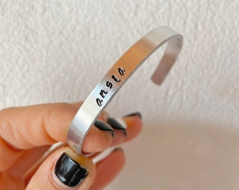 BRACCIALE PERSONALIZZABILE in alluminio a fascia rigida con simboli e lettere incise a mano, bracciale fine da uomo e da donna