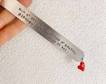 SEGNALIBRO in alluminio con frase incisa a mano con o senza ciondolo decorativo, idea regalo per amanti della lettura