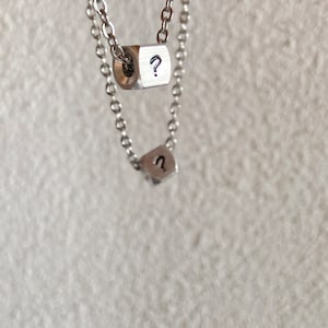 COLLANA corta in acciaio con ciondolo a forma di cubo inciso sui quattro lati, collana con simbolo o iniziale, collana con ciondolo inciso