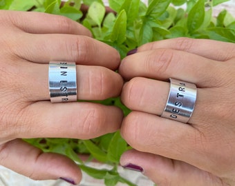 COPPIA DI ANELLI in alluminio a fascia larga incisi a mano con scritta destra e sinistra, anelli ironici per uomo e donna, idea regalo