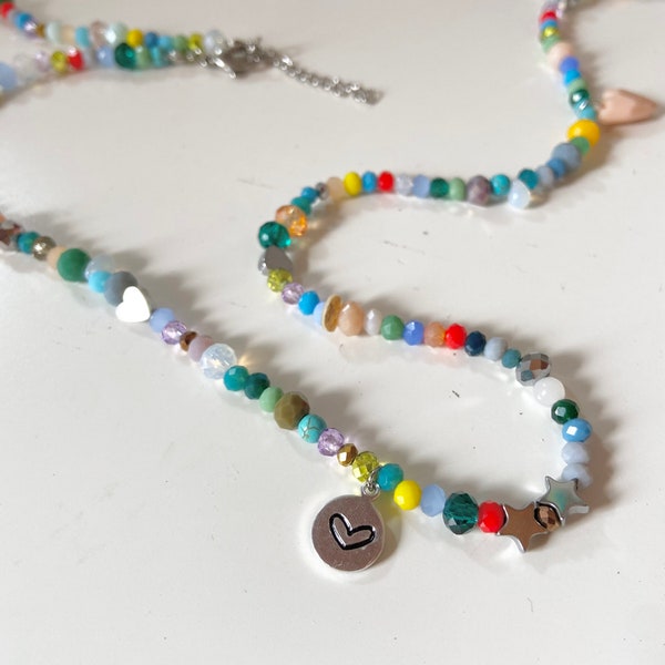 COLLANA PERSONALIZZABILE multicolor con perline miste e targhette incise a mano, collana colorata lunga o doppio giro, pezzo unico